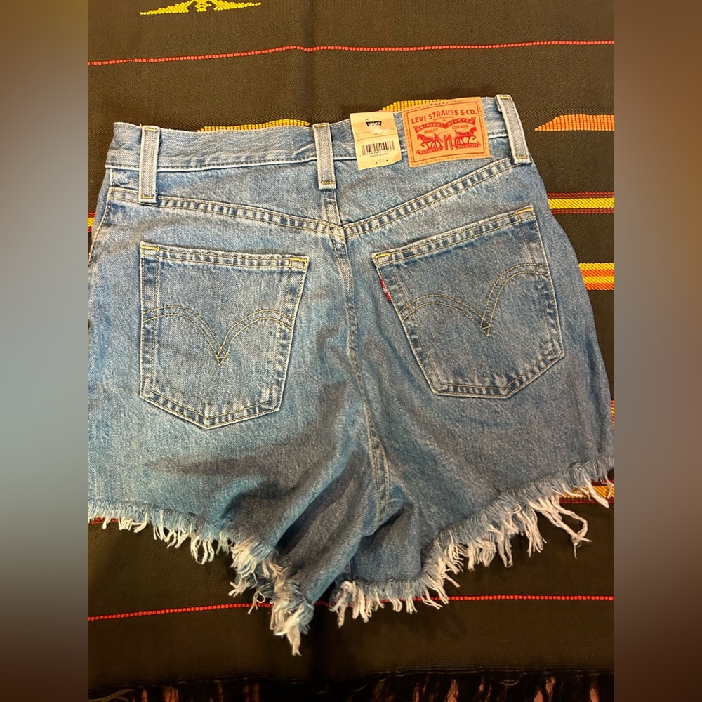 Levi’s high waisted MOM shorts (NWTs) w26